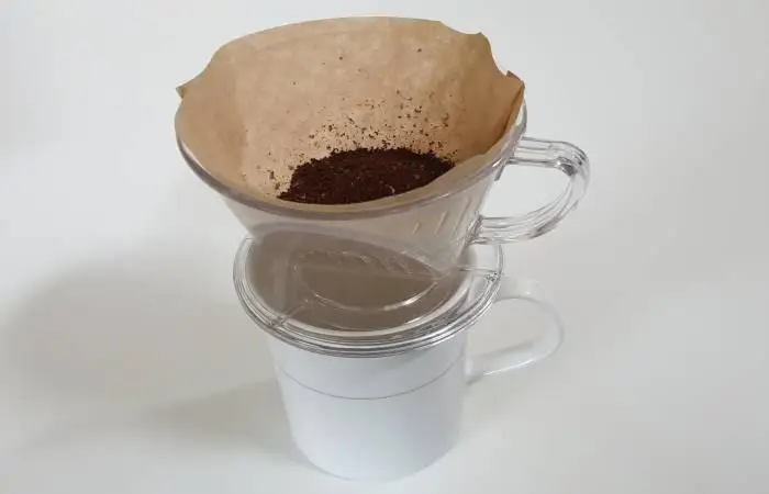 필터를 깔고 분쇄한 커리를 올려 놓은 장면입니다.