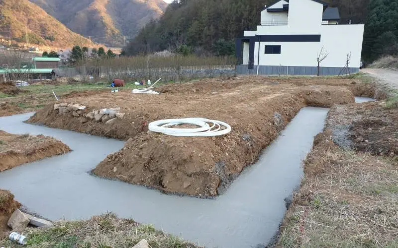기초 터파기 콘크리트 타설 시공 장면