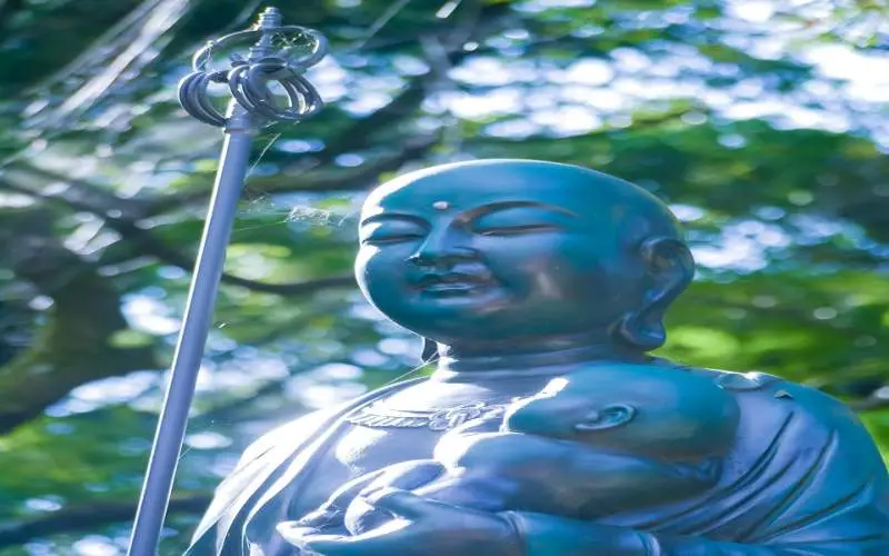 지장보살상, 보통 머리가 푸른색을 띄는 것이 특징입니다